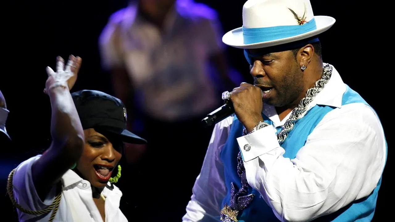 Rapperul Busta Rhymes a căzut de pe scenă în timpul unui concert și s-a rănit la cap