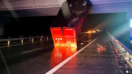 Restricții de circulație pe A1 Sibiu-Deva. Remorca unui TIR s-a desprins și a rămas agățată de un pod (GALERIE FOTO)