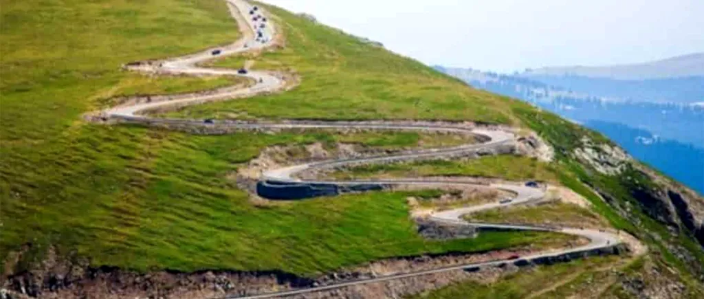 Șoseaua supranumită noua Transalpina din România. Puțini turiști și șoferi știu de existența ei