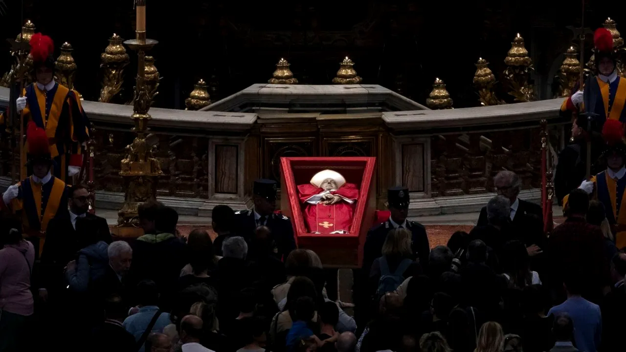 În sicriul Papei Francisc a fost depus și un obiect din ROMÂNIA: 