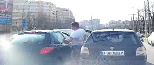 Imagini surprinse în traficul din București: un bărbat bate cu pumnii și picioarele un alt șofer