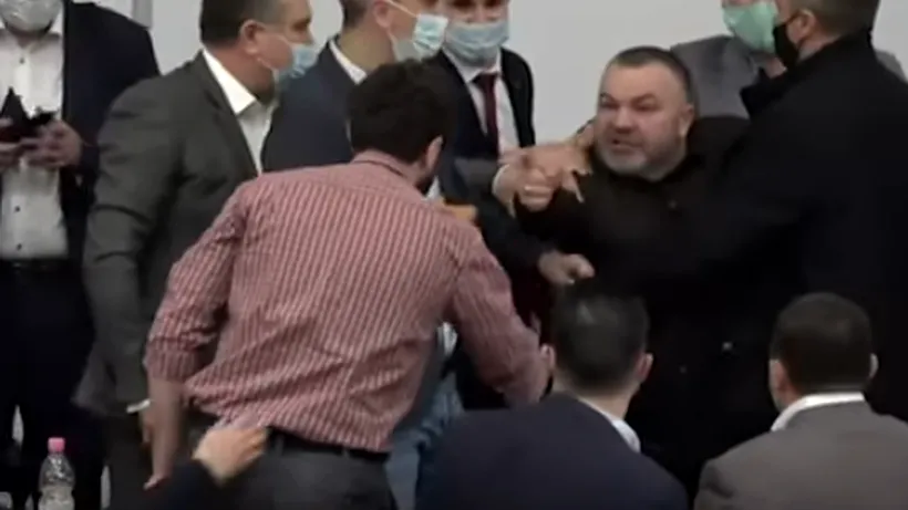VIDEO - Scandal și îmbrânceli cu pumnii în Consiliul Municipal din Chișinău. „Poliția, poliția, chemați vă rog poliția!”
