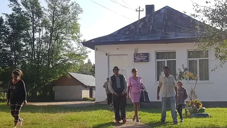 Sute de școli DESFIINȚATE sau COMASATE în țară. Elevii, puși pe drum să ajungă în sala de clasă