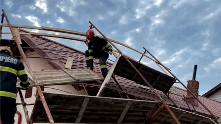 O tânără a fost rănită iar 25 de mașini au fost distruse din cauza vântului care a răvășit țara