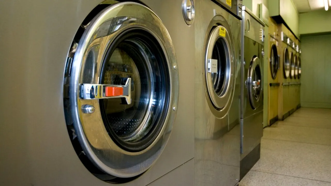 Ingredientul care este folosit la copt cozonaci poate fi util și la spălat rufele murdare, eliminând mirosurile neplăcute