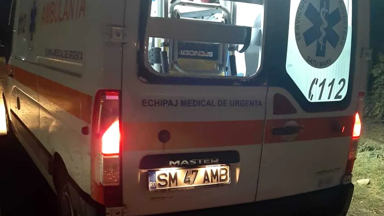 Ambulanță aflată în misiune, atacată cu pietre: Pacientul era tratat înăuntru - FOTO 
