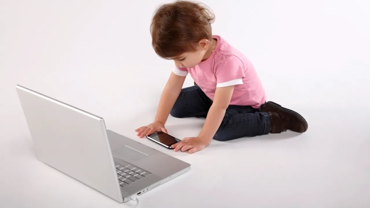 Cât de periculoase pot fi iPad-uri sau smartphone-uri atunci când ajung pe mâna unui copil