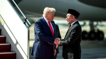 Imagini inedite de la primirea lui Donald Trump în Malaezia. A semnat acordul de pace între Cambodgia și Thailanda. Trump participă la Summitul ASEAN