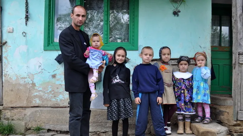 Povestea celor șapte copii din Coșbuc rămași orfani de mamă care trăiesc în așteptare. A ei și a unei case noi - GALERIE FOTO