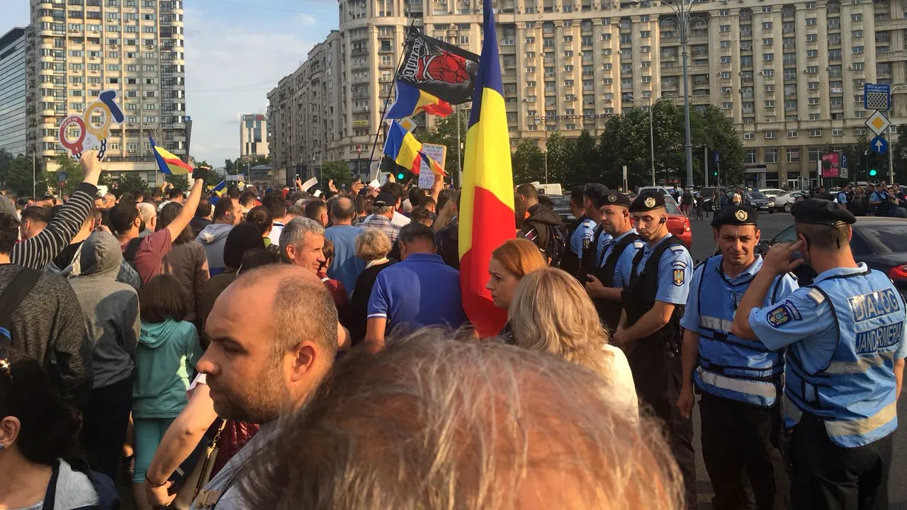 Protest 10 august | Un grup de protestatari a plecat în marș de la sediul MAI spre DIICOT, apoi spre Piața Victoriei 