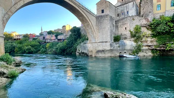 Orașul care îi face pe vizitatori să se simtă ca într-un basm. Este în Europa și este diferit de orice altă destinație