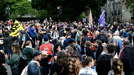 PETRECERI în toată regula în Franța după căderea Guvernului Bayrou. Participanții susțin mișcarea „Blocăm totul”