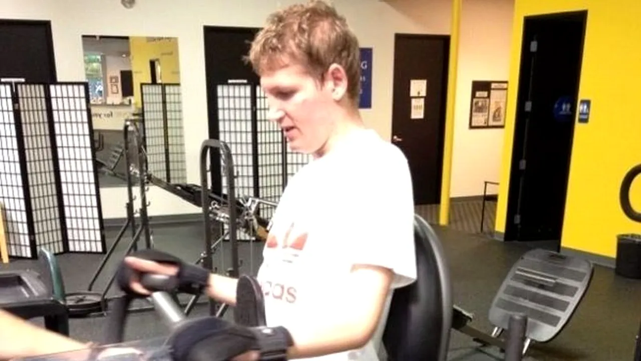 FOTO: Mihai Neșu, în picioare. Fotografia emoționantă postată pe Twitter