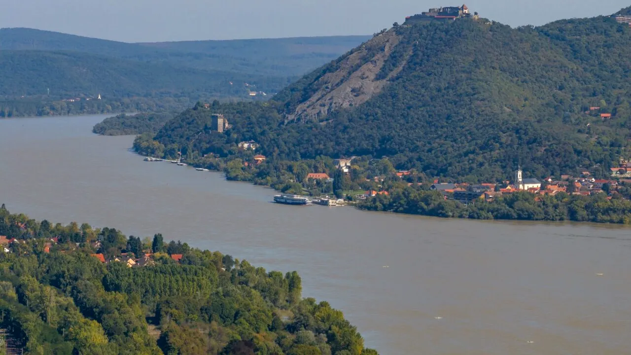 Canicula destabilizează Dunărea. Fluviul a atins temperaturi periculoase și provoacă efecte în România și Ungaria