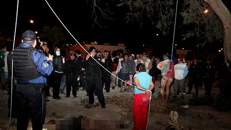 Un bărbat din Mexic a murit, iar alte trei persoane sunt rănite, după ce au fost prinși la furat și pedepsiți de proprietari