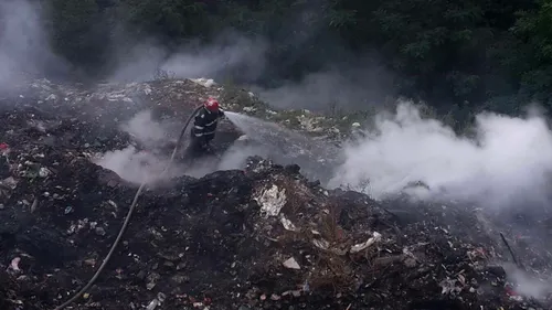 O groapă de gunoi din Vâlcea arde de opt zile, iar aerul e irespirabil în mai multe localități. Ministrul Mediului: Oamenii nu sunt în pericol