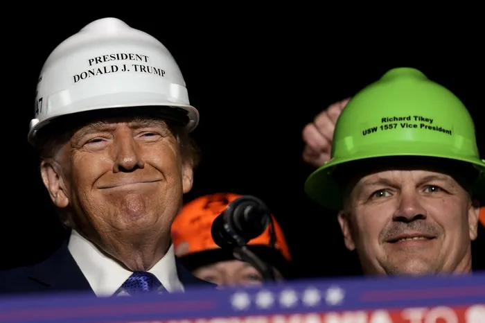 Donald Trump și muncitorii din industria metalurgică. Sursa Foto: Profimedia 