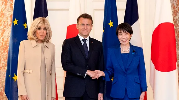 Premierul Japoniei l-a primit pe Macron în Tokyo. Gestul emblematic din desene animate pe care l-au făcut cei doi a surprins publicul
