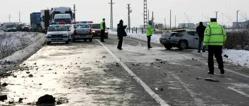 Un mort și patru răniți după ce mașina în care se aflau s-a răsturnat într-o râpă, în județul Dâmbovița
