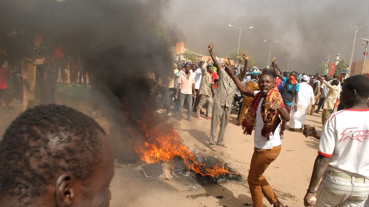 Noile caricaturi publicate de Charlie Hebdo au provocat un val de violențe în Niger. Zeci de biserici, hoteluri și restaurante au fost incendiate