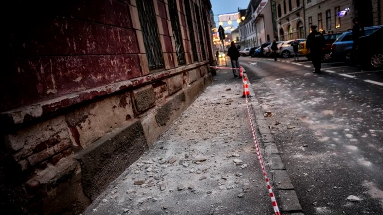 Tânără de 18 ani, rănită în centrul Sibiului de o bucată de tencuială desprinsă de pe o clădire monument istoric