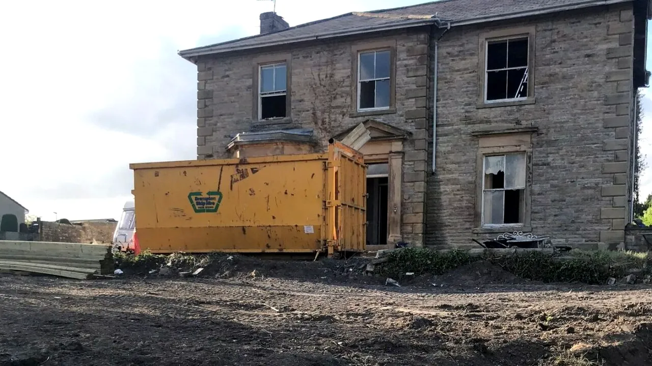 Doi pensionari au cumpărat un CONAC aflat în ruină, pe care l-au renovat timp de doi ani, dar ce a urmat i-a impresionat până și pe ei