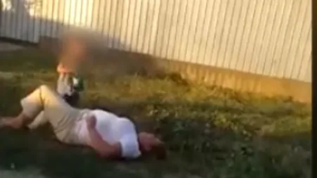 O mamă beată se chinuie să iasă din șanț, în timp ce copilul îi ține sticla de bere. Fiica: „Iar ai băut? O să se aleagă praful de tine