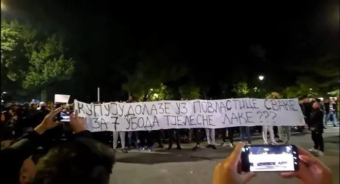Protestatarii cu pancarte pe străzile din Podgorica (captură video TikTok)
