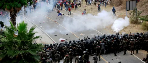Coloană de migranți din Honduras, atacată cu gaze lacrimogene și bastoane! Fugarii speră să ajungă în America (VIDEO)