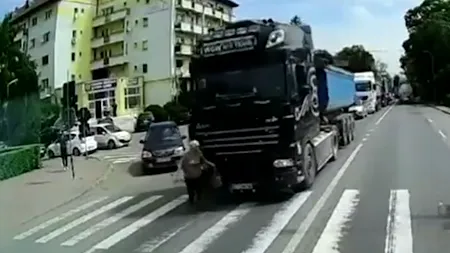 Cum a reușit o femeie din Iași să „fenteze” moartea. A trecut prin fața unui TIR, chiar în „unghiul mort”