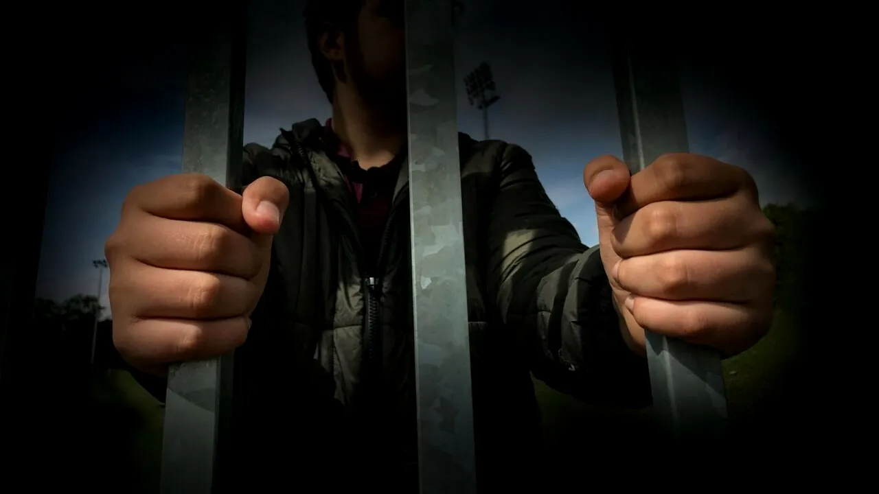 CRIMĂ șocantă în Penitenciarul Arad. Un deținut de 31 de ani și-a ucis colegul de celulă după un conflict spontan. Arma crimei, un ciob de sticlă