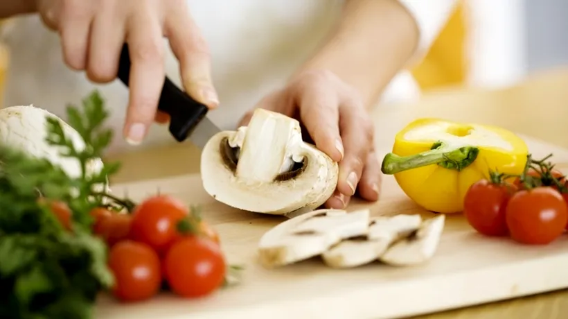 REȚETE DE REVELION. Cum poți prepara rapid salatele de boeuf, vinete sau ciuperci pentru masa de ANUL NOU