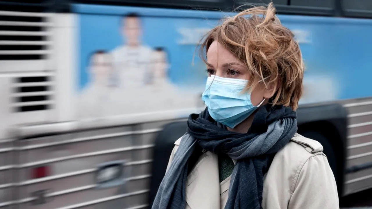 VIDEO | Cum ne putem confecționa măști acasă. Ne explică șeful Departamentului de Sănătate Publică din SUA