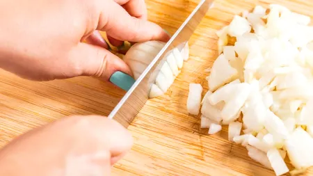 Trucul viral de pe TikTok care ne arată cum să tăiem CEAPA fără să lăcrimăm: Chiar funcționează!