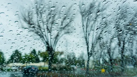 Meteo: jumătate de țară intră sub cod galben de vânt puternic. E viscol la munte