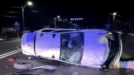 VIDEO| Un șofer care s-a răsturnat cu mașina este căutat de polițiști. Bărbatul a fugit de la locul accidentului
