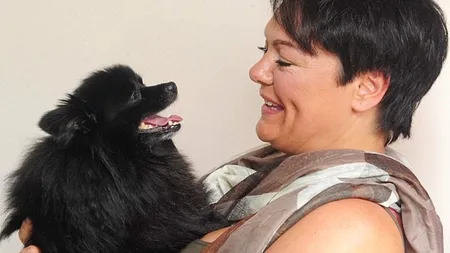 Talentul impresionant al unei cățelușe din rasa Spitz. Stăpâna ei îi sfătuiește pe oameni să nu o privească în ochi