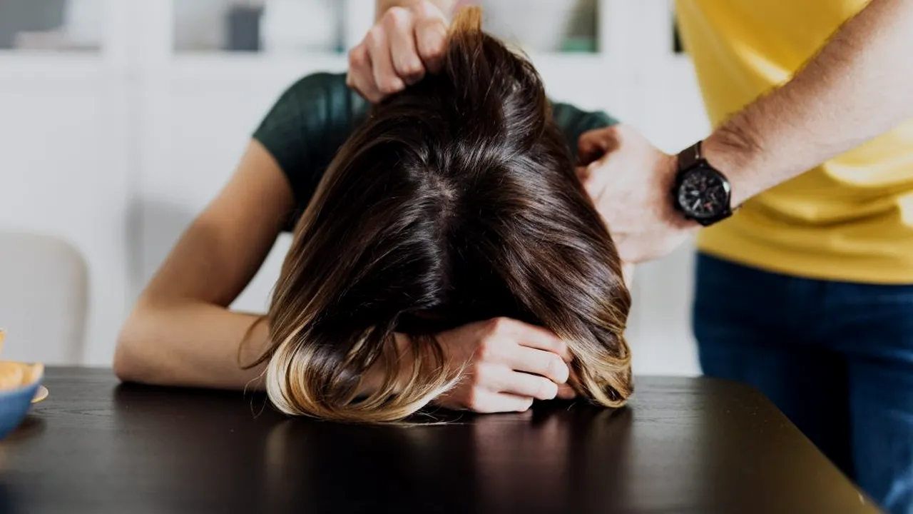 Violența extremă a unui septuagenar: „Te fac pastă de mici!” / Soția a divorțat de brută după 45 de ani de căsnicie