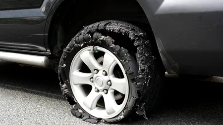 Ce trebuie să faci dacă EXPLODEAZĂ un cauciuc al mașinii în mers