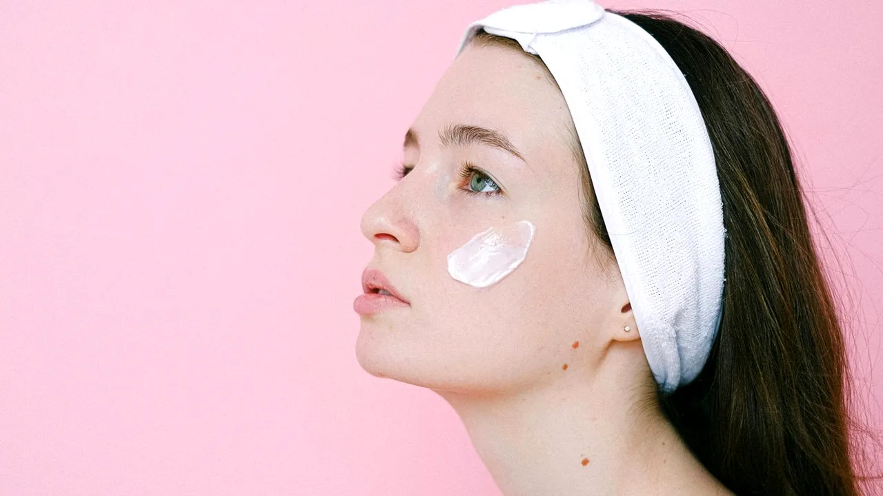 (P) Importanța aplicării unei creme hidratante în sezonul aerului condiționat