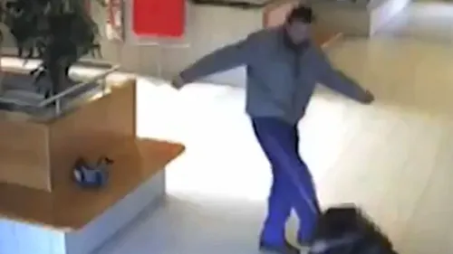 Imagini violente: o femeie este atacată din senin într-un mall din Cehia. VIDEO
