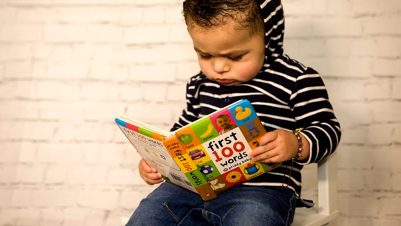 Mesajul dur al unui neurolog pentru părinții care își obligă copiii să scrie şi să citească de la vârste fragede: 