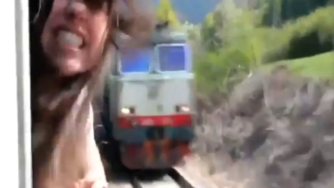 VIDEO ȘOCANT. La un pas de a fi DECAPITATĂ, după ce a scos capul pe geam în tren