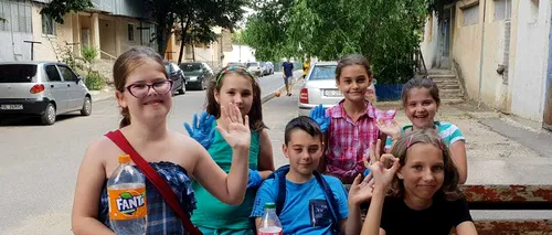 Micii antreprenori din Galați: Cinci copii vând fructe proaspete și sucuri naturale lângă bloc