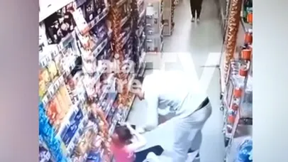 VIDEO | O femeie a fost snopită în bătaie într-un supermarket din Maramureș. De la ce a plecat scandalul