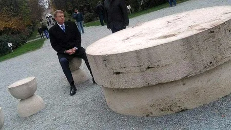 IMAGINEA ZILEI. Iohannis s-a așezat la Masa Tăcerii. Panoul pe care președintele l-a ignorat total