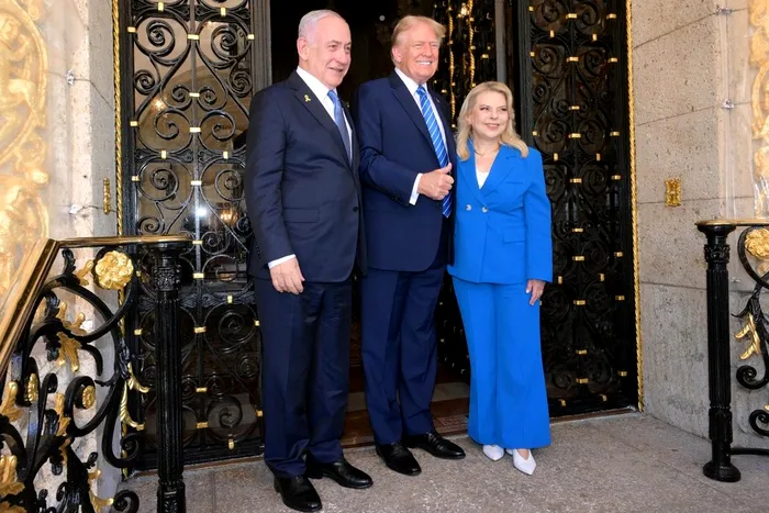 Prim-ministrul israelian Benjamin Netanyahu (stânga) și soția sa Sara (dreapta) au fost întâmpinați de fostul președinte american Donald Trump înainte de întâlnirea lor de la Mar-a-Lago. (2024)