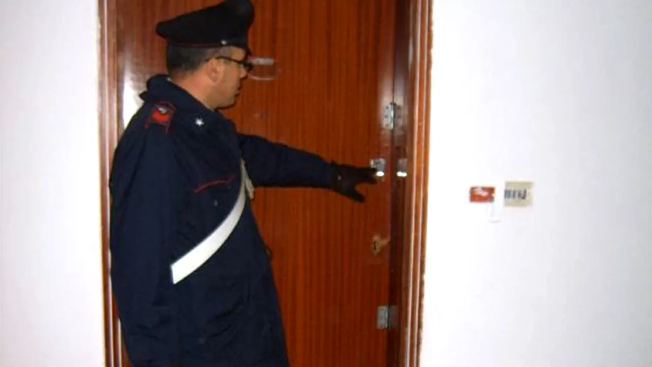 Un român din Italia s-a trezit la ușă cu carabinierii, după ce vecinii sunaseră la Poliție, crezând că ȚIPĂ la nevastă. Cu cine se certa, de fapt