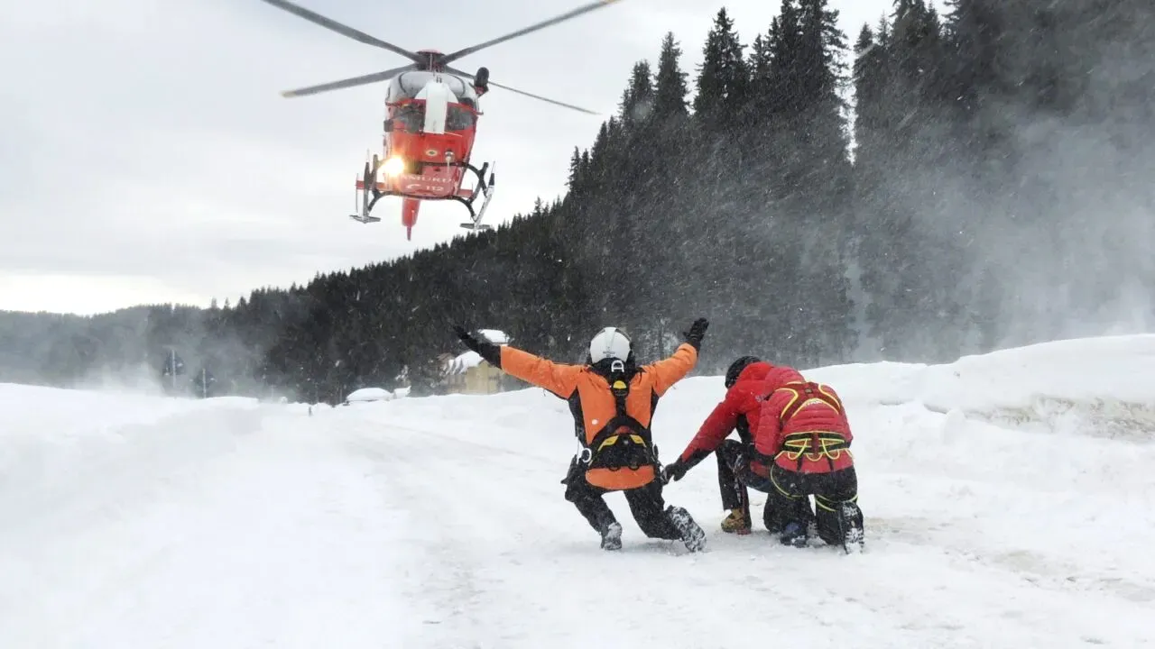 Intervenții în lanț pe munte. În ultimele 24 de ore, peste 100 de turiști au fost salvați, alte zeci au ajuns la spital