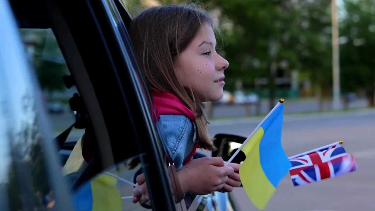 Refugiații ucraineni își vor putea aduce din nou COPIII în Marea Britanie după o modificare legislativă